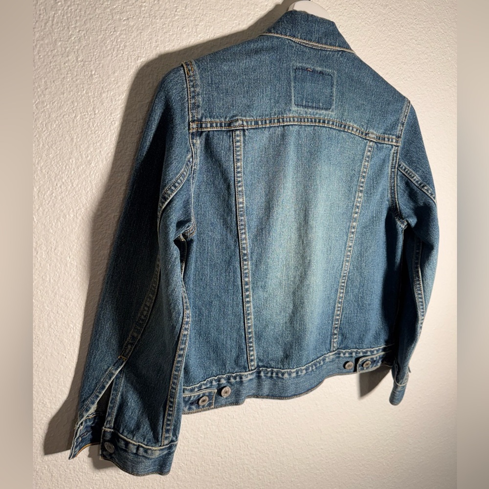 Levi's Women’s Jean Jacket Trucker Style with Shorter Silhouette and 3/4 Sleeve - Picture 5 of 15